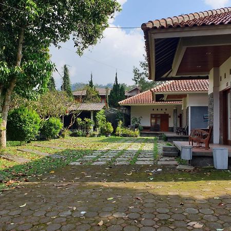 Yehezkiel Hotel Lembang RedPartner Exterior foto